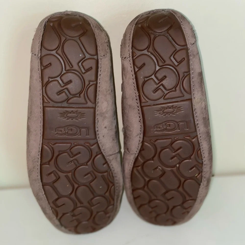 UGG Women’s Dakota Slippers/Moccasins - Picture 3 of 6